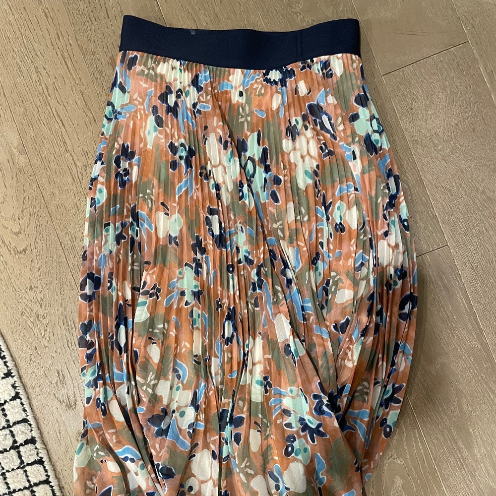 Aritzia- Wilfred Twirl Midi Skirt in Orange Abstract Floral Size Medium